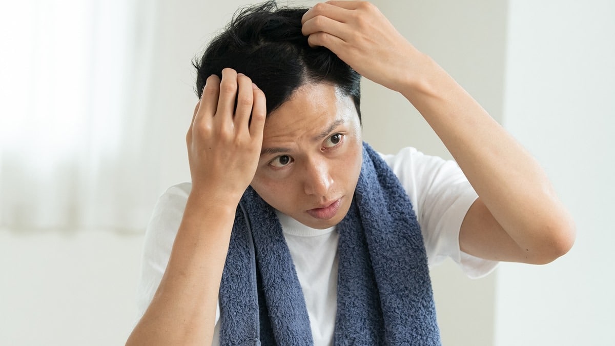 白髪を抜くのはNG？デメリットや増やさないための対策