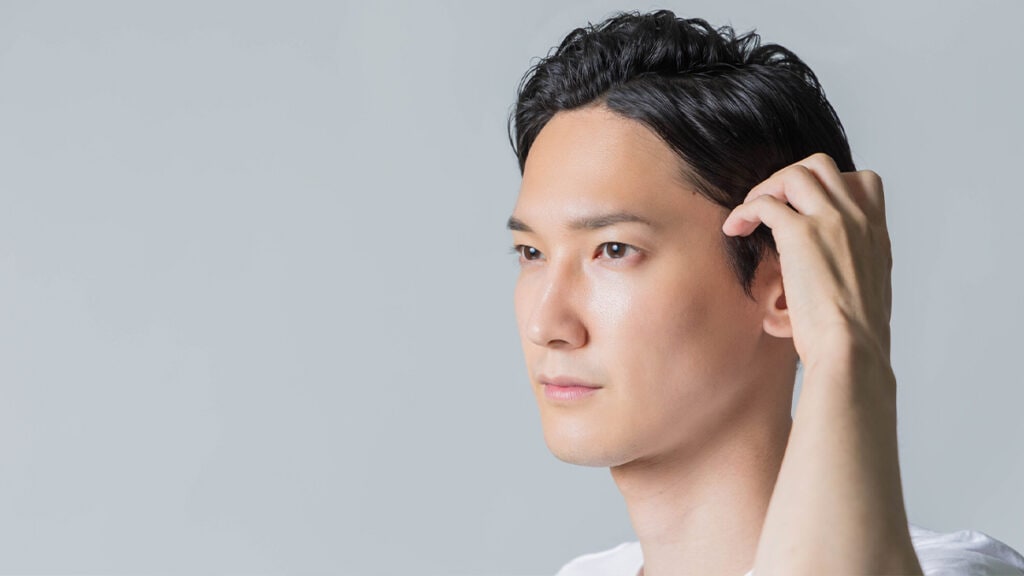 50代男性は白髪ぼかしで好印象のグレーヘアに。知っておきたい上手に染めるコツ｜メンズヘアナビ｜白髪染めならMen's Bigen｜ホーユー株式会社