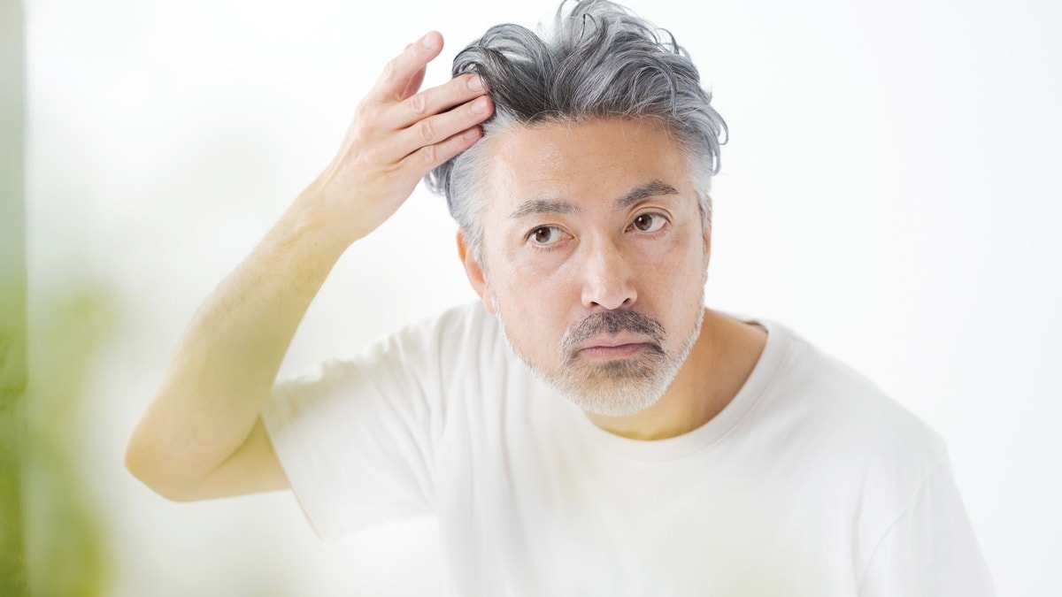 50代男性は白髪ぼかしで好印象のグレーヘアに。知っておきたい上手に染めるコツ